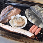 喰い処 鮭番屋 - 縞ホッケ、ホタテ、鮭ハラス、味付けイカ、
      ピリ辛サンマ、明太ウィンナー、ちぢみ天