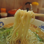 元祖ラーメン長浜男 - 麺は中細麺基本ストレート麺線、加水率は中低級  素直な食感だが特色は薄い、キャラ薄い。