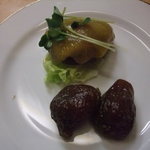 豆の木 - アケビ皮に肉詰め田楽とイチジク添え