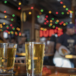 BUB'S AT THE BALLPARK - テーブル席にて。BALLAST POINTのFriar Ale セール価格5ドル／杯。