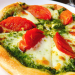 Sutogaden - バジルとモッツァレラとフレッシュトマトのピザ