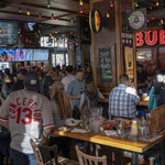 BUB'S AT THE BALLPARK - 店内。この日のゲームが始まり少し落ち着いて来たところ。