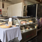 フダンカフェ - 店内雰囲気(^^)
      レジ横では
      ショーケースにケーキやお菓子も売られています(^^)