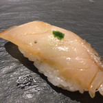 晶 - 3貫目 脂のノリが落ちて来たと言って、3月で終わった『サワラ』ですが、『サワラ』より少し小さい『サゴチ』が入ったそうで、1ヶ月ぶりにいただきました！『晶』さんの『サワラ』はサイコウです！