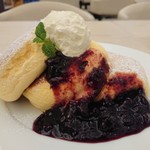 幸せのパンケーキ - 濃厚チーズムースパンケーキベリーソースかけ