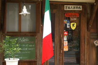 Pizzeria Gitaro - ログハウス風の入り口