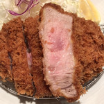 とんかつ檍 - 断面はピンク色で肉汁が溢れるカタロースかつ！！