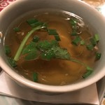 タイの食卓 クルン・サイアム×アティック× - カオマンガイのスープ、このスープもとても美味しい。