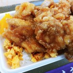 くま屋弁当 - はみ出す唐揚げ!!笑