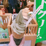祇園辻利 - ほうじ茶ワッフルコーン ¥470内