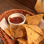 ザ コーナー ステーキハウス - トルティーヤチップスとサルサソース
