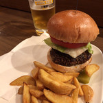 ザ コーナー ステーキハウス - ハンバーガーにはフライドポテトとピクルスが付きます