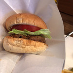 ザ コーナー ステーキハウス - ハンバーガーを入れる袋が付いてます