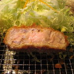 Hirata Bokujou Tonya - 肉の中心部は桜色。ほんのりと甘くて肉汁ジュワー～。