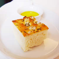 Ristorante YAMAZAKI - フォカッチャ。ぱりっとしてきもち硬め。岩塩も効いてます。