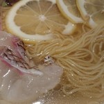 餃子とからあげ 将軍 - 麺アップ