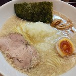 びんびん亭 - 自家製濃厚背脂の特製こってり塩ラーメン750円