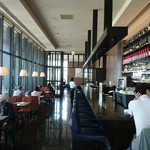 R restaurant & bar - 眺望の素晴らしいレストラン          テラス席
      奥にも 席あります