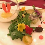 マゼランズ - 平目とエッグのガトー仕立て、カリフラワースープ添え