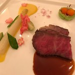 マゼランズ - 黒毛和牛のロースト、マディラソース　ホワイトアスパラガス添え