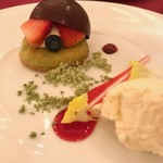 マゼランズ - ピスタチオのパン・ド・ジェンヌ、バニラアイスクリーム添え