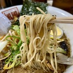 風風ラーメン - ばり黒豚骨（辛ネギトッピング）麺リフト