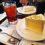 カフェ・ド・クリエ - ピスタチオクリームシフォンケーキ・アイスティー