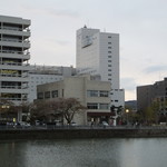 Hoteru Fujita Fukui - ホテル外観　手前は福井城址の掘