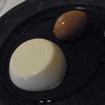 ル･クール - デセール／アーモンドのブランマンジェ、キャラメルのアイスクリームとキャラメルソース