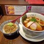 らーめん 鶏喰 - 特製鶏の醤油ら～めん ピリ辛鶏そぼろご飯