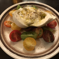 LOVAT - ブラータチーズと色色トマト