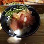 羽田市場 銀座直売店 - 一杯目はご飯の上に漬け鮪を乗せて鮪丼に