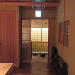 鮨 さかい - 店内へは靴を脱ぎ、スリッパが用意される