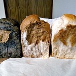 高級食パン専門店 ブライヴォリー - 黒ごま・大麦・サラ（左から）