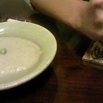 手打ち蕎麦 かね井 - そばがき。後輩が一生懸命愛情たっぷりにわさびをすってくれています。