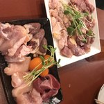 なかの食鶏 江坂店 - 手前 若鶏盛り合わせ
                                奥     親鶏 モモ、せせり、かわ