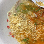 博多長浜ラーメン みよし - 天かす合う ほかにゴマも