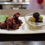 トリワイン ＰＩＫＯＳＨＨＨＵ - 黄肝の甘露煮風？とオリーブ