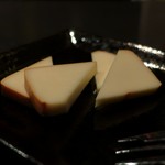 DEN - 自家製燻製チーズ