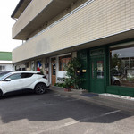 ラターブルドゥシュエット - 外観。手前の緑のお店が噂のチーズ屋さん