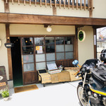 アンティークガレージカフェ さとや - 愛車を店の前で・・