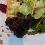 トゥ・ラ・ジョア - ●Mのサラダ、ドライフルーツの赤ワイン煮