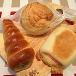 アンジェリック ベベ - 料理写真:全体的にパンは小ぶり
左から【大人のチョコパン】【塩パン】【パニーニ】