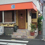 角地にある小さなお店です