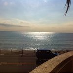 シチリアーナ - 窓辺の席から見える浜辺