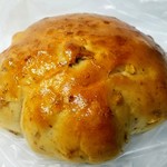 イエスボーノミュージアム - ウインナーパン180円 くるみパン160円