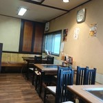 支那そば　三八 - お好み焼きの鉄板がある店内