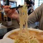 青竹手打ちラーメン 大和 - 青竹手打ちの縮れ麺