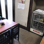 金蘭 - 飲み物のショーケースを望む
      店内雰囲気(^^)