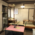 金蘭 - 奥の小上がり席を望む店内雰囲気(^^)